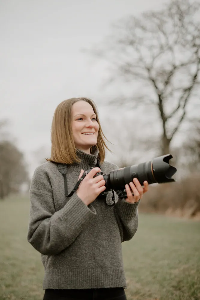 Hundefotografin Felicia Harms mit Kamera während eines Fotoshootings