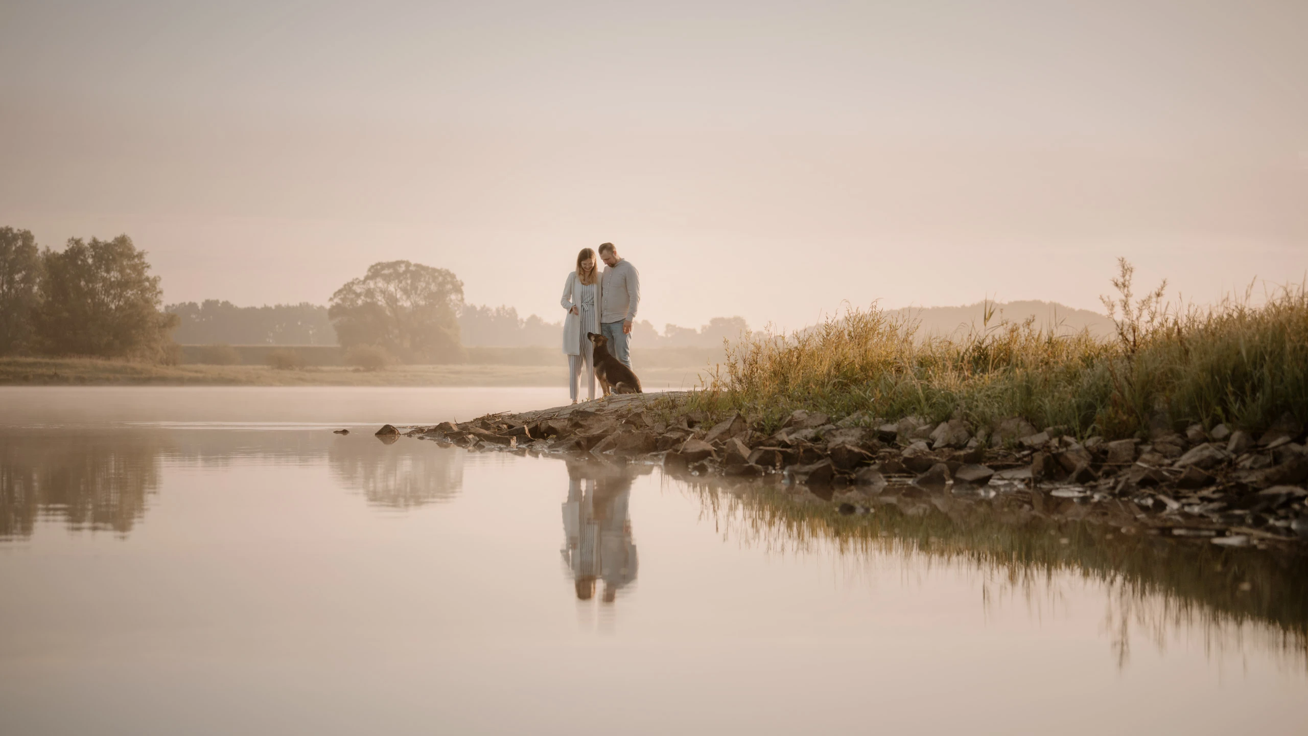 Galerie Hundefotografie: Hund mit seinen Menschen im Sommer an der Elbe bei Lüneburg