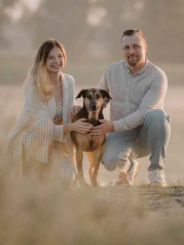 Paar mit Hund bei einem Fotoshooting an der Elbe in der Natur