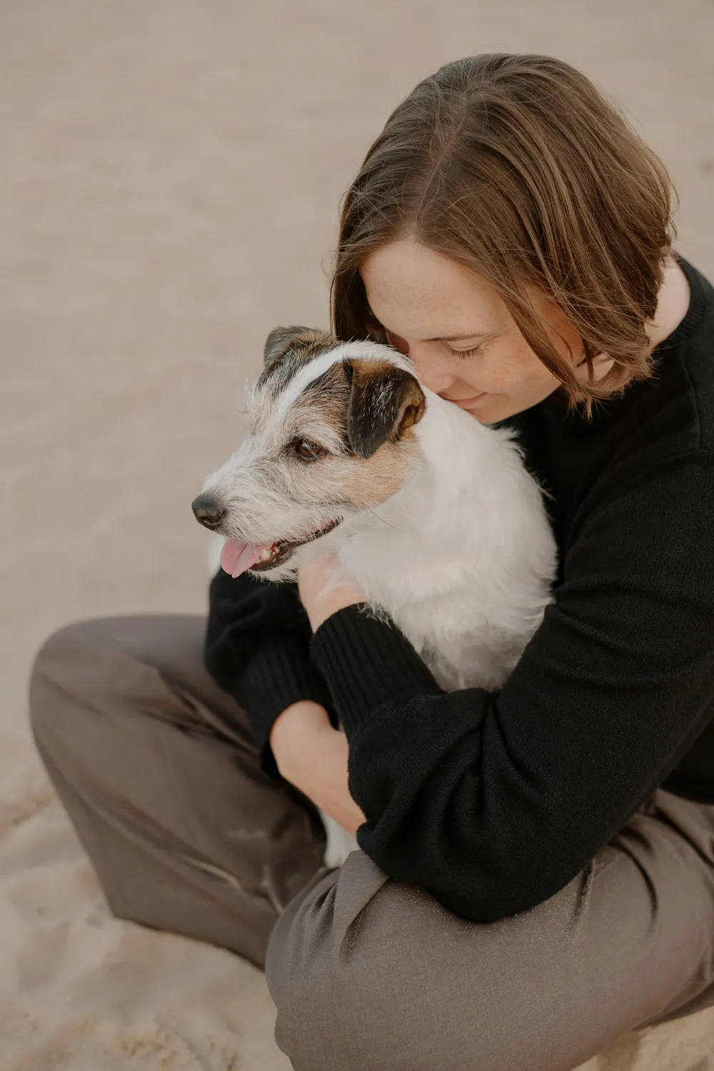 Mensch und Hund bei einem entspannten Hundefotoshooting in der Natur